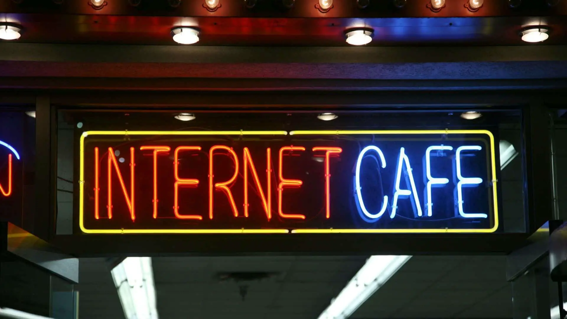 advantages of internet cafe business